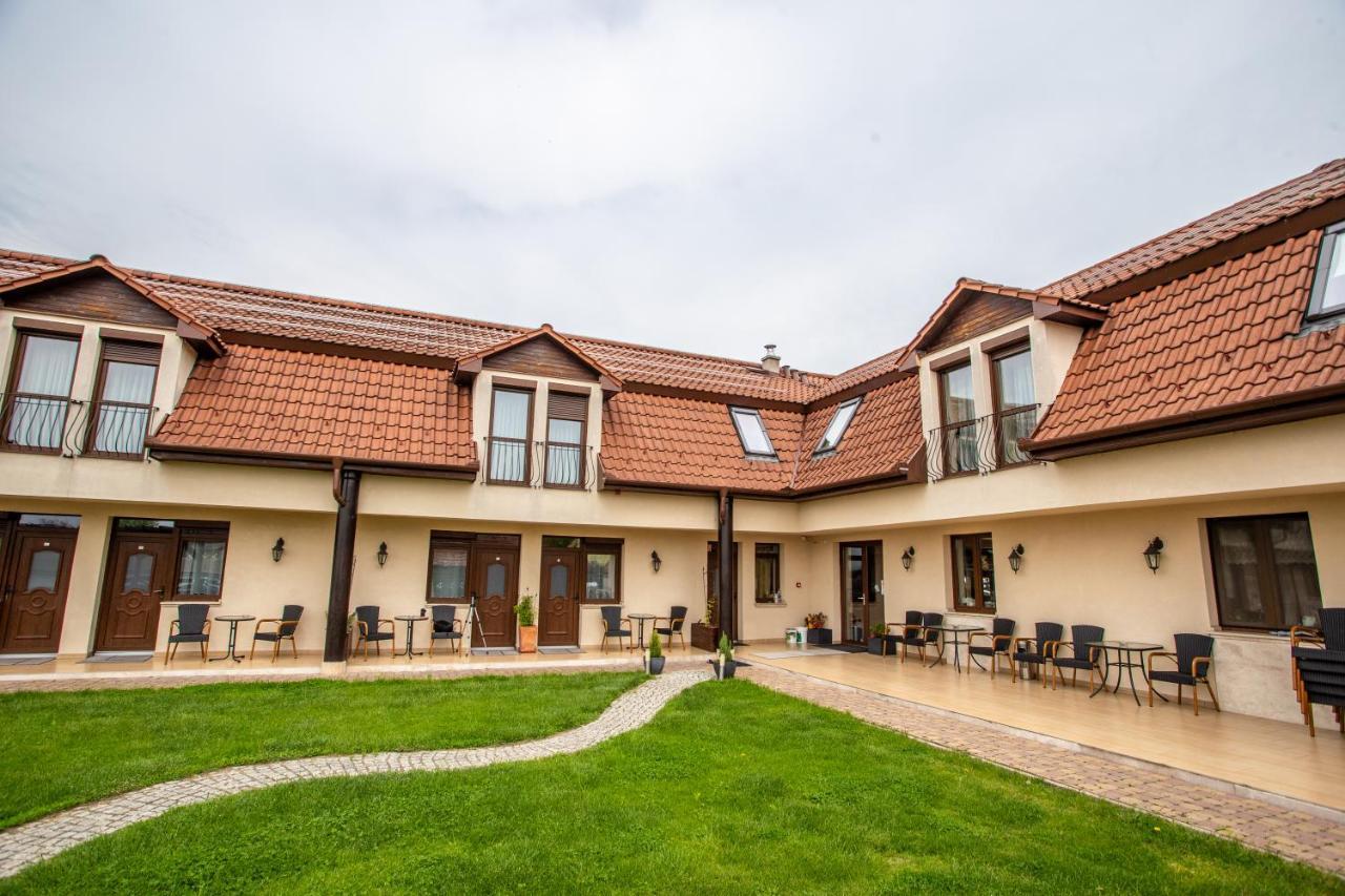 Bed and Breakfast Petrény Borpanzió à Egerszalók Extérieur photo