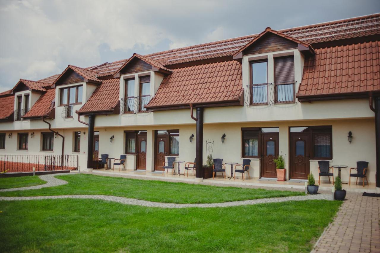 Bed and Breakfast Petrény Borpanzió à Egerszalók Extérieur photo