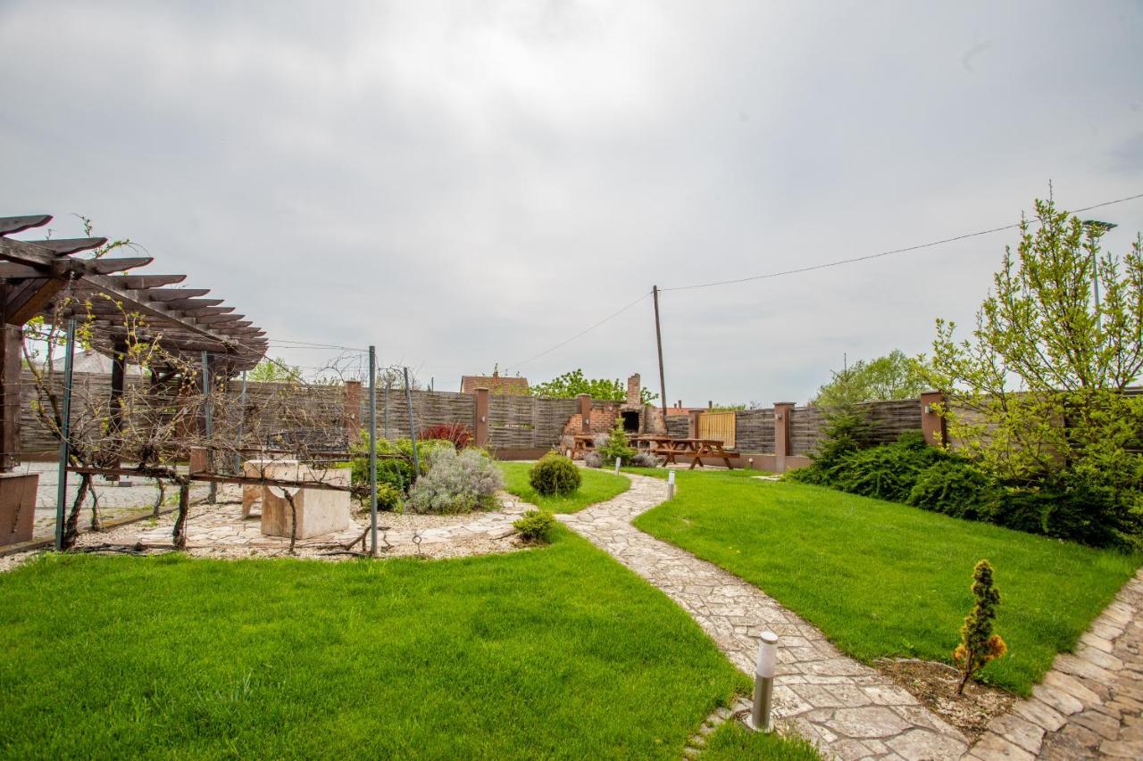 Bed and Breakfast Petrény Borpanzió à Egerszalók Extérieur photo