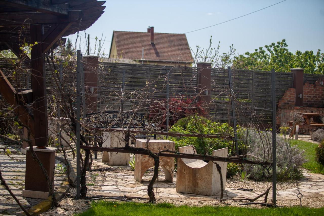 Bed and Breakfast Petrény Borpanzió à Egerszalók Extérieur photo