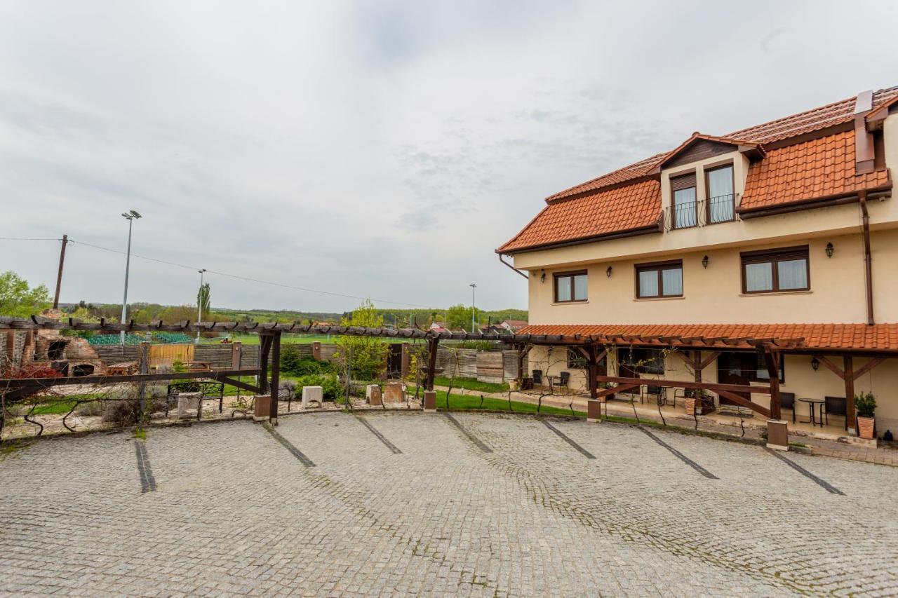 Bed and Breakfast Petrény Borpanzió à Egerszalók Extérieur photo