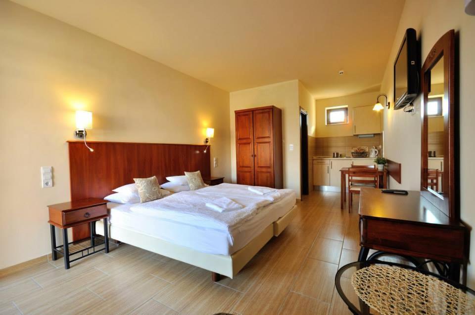 Bed and Breakfast Petrény Borpanzió à Egerszalók Extérieur photo