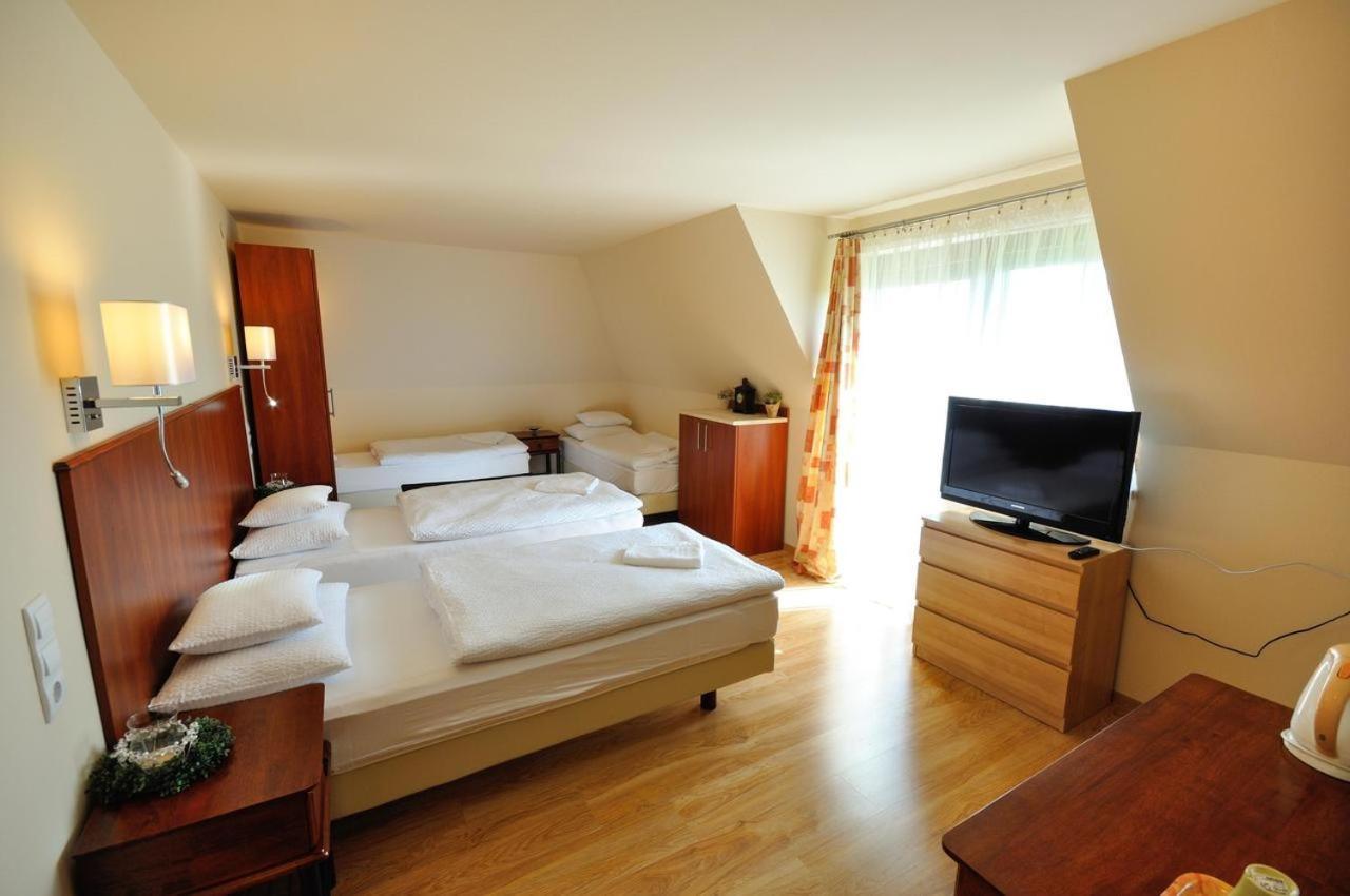 Bed and Breakfast Petrény Borpanzió à Egerszalók Extérieur photo